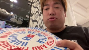 ホテルでピザが頼めるらしいので注文してみた。